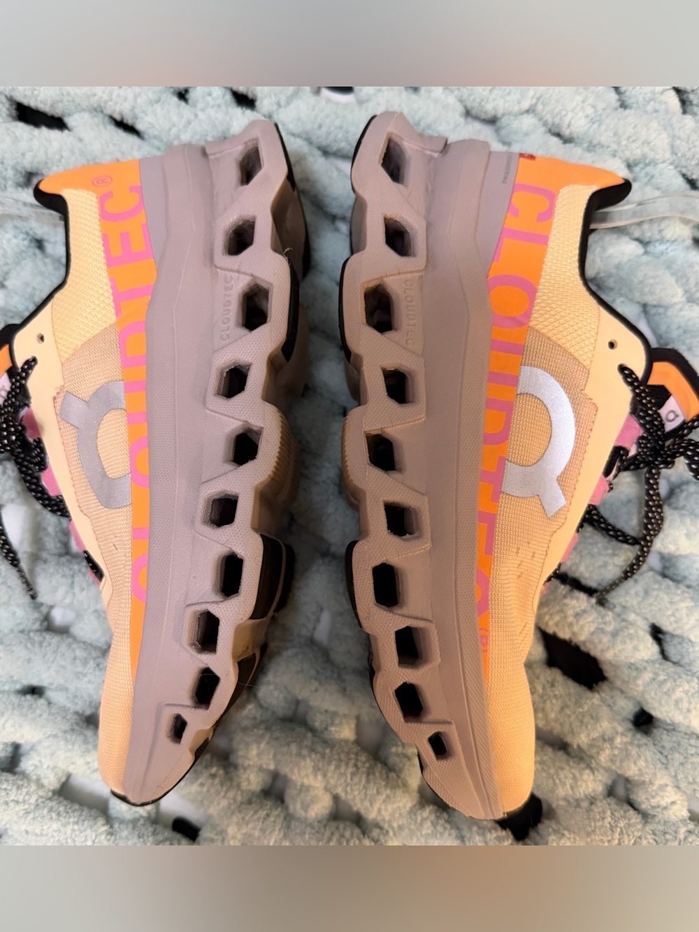 On Cloudmonster Running Shoes in Lt Orange & Bright Orange Trim Women’s Sz 7 - Picture 6 of 17